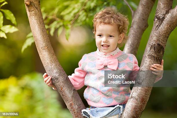 Foto de Linda Garota e mais fotos de stock de 2-3 Anos - 2-3 Anos, Amarelo, Bebê