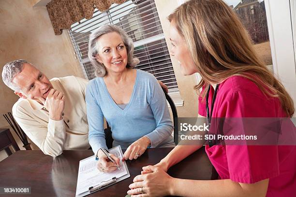 Paar Mit Krankenschwester Medizinischen Formulare Ausfüllen Stockfoto und mehr Bilder von Frauen