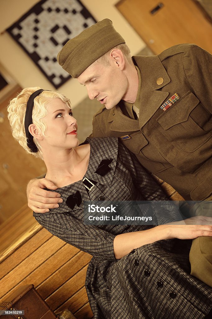 Vintage década de 1940, nós Soldier dizer adeus à sua garota - Foto de stock de Acontecimentos da Vida royalty-free