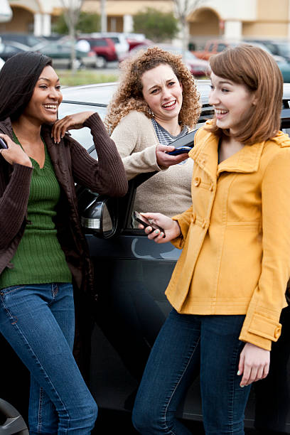 teenage girls relaja en el estacionamiento - sc0462 fotografías e imágenes de stock