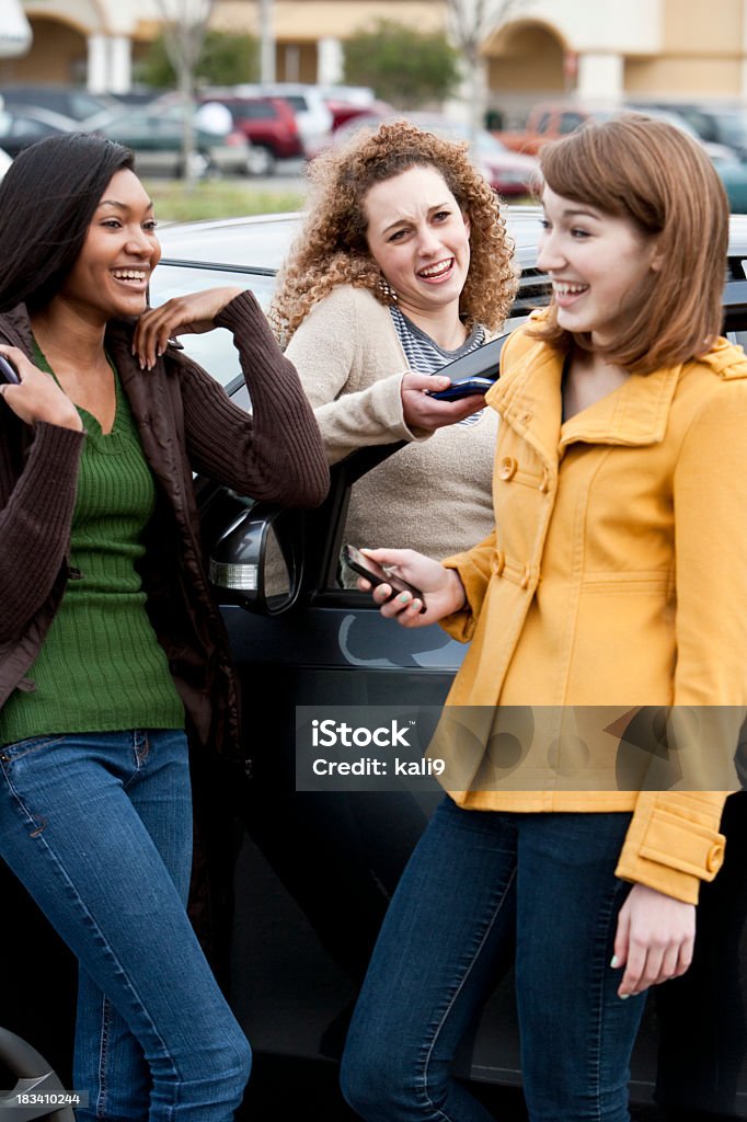 Jeunes filles se balader dans le parc de stationnement - Photo de Amitié libre de droits