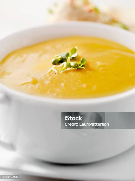 Cremige Moschuskürbissuppe Stockfoto und mehr Bilder von Suppe - Suppe, Ansicht aus erhöhter Perspektive, Ausgebleicht