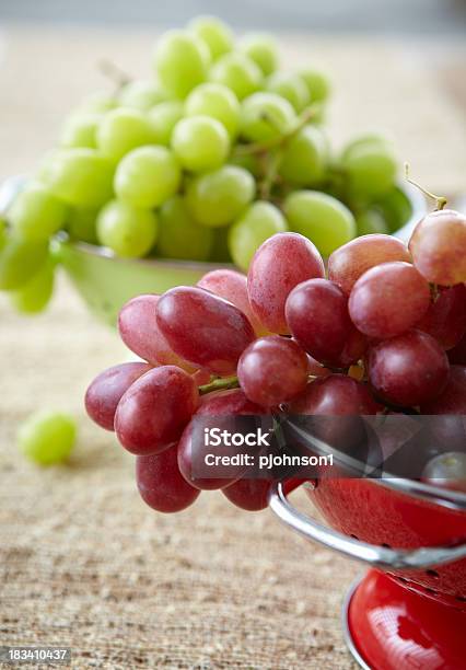 De Vermelho E Verde Uvas - Fotografias de stock e mais imagens de Uva Branca - Uva Branca, Vermelho, Alimentação Saudável