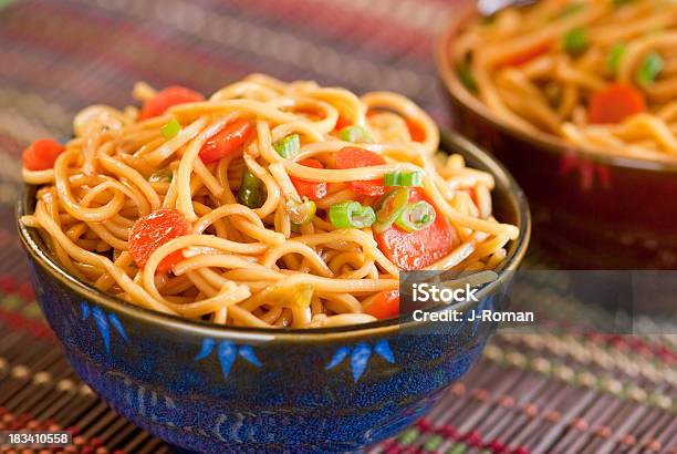 Zwei Noodle Schüsseln Stockfoto und mehr Bilder von Asiatische Nudeln - Asiatische Nudeln, Blanchiert, Blau