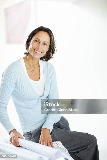 Photo libre de droit de Souriant Mature Femme Architecte Avec Plan banque d'images et plus d'images libres de droit de Adulte - Adulte, Adulte d'âge mûr, Affaires