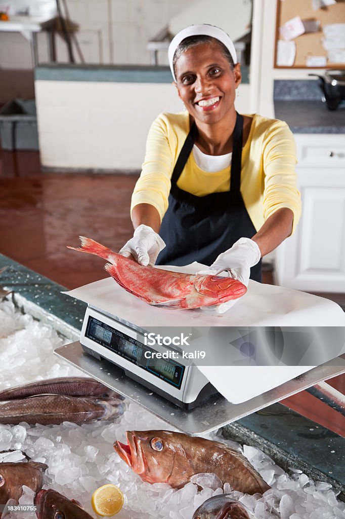 Mercado de pescados de retención trabajador de pargo rojo - Foto de stock de Afrodescendiente libre de derechos