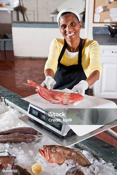 Mercado De Pescados De Retención Trabajador De Pargo Rojo Foto de stock y más banco de imágenes de Afrodescendiente