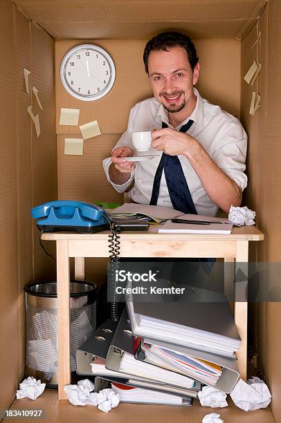 コーヒーを飲みながらオフィスのボックス - 狭いのストックフォトや画像を多数ご用意 - 狭い, コーヒー, 男性