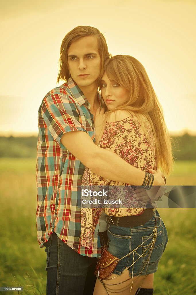 사랑하는 커플입니다 청소년 일몰 - 로열티 프리 18-19세 스톡 사진