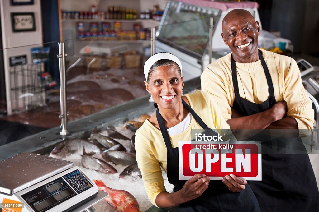 African American proprietari di mercato del pesce - Foto stock royalty-free di Affari