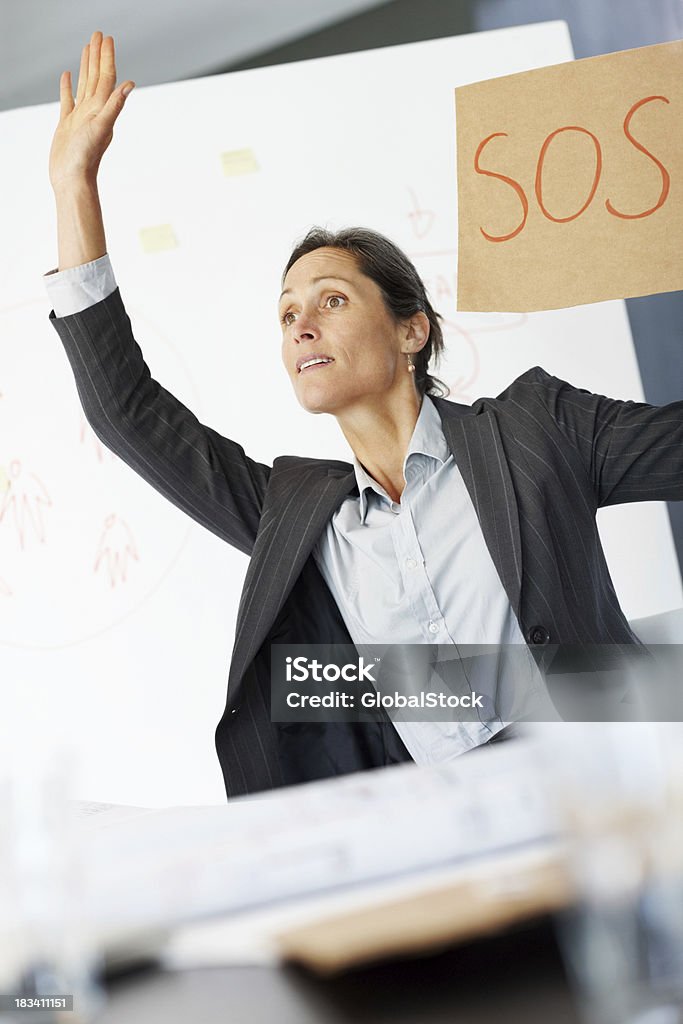Bizneswoman w kryzysie trzyma Znak SOS - Zbiór zdjęć royalty-free (40-49 lat)