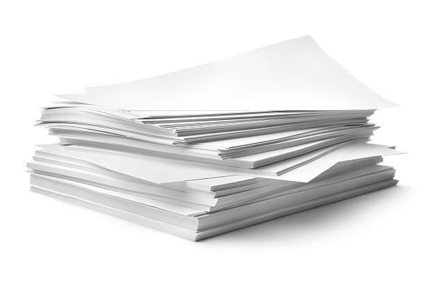 büro: haufen von papier - papierstapel stock-fotos und bilder