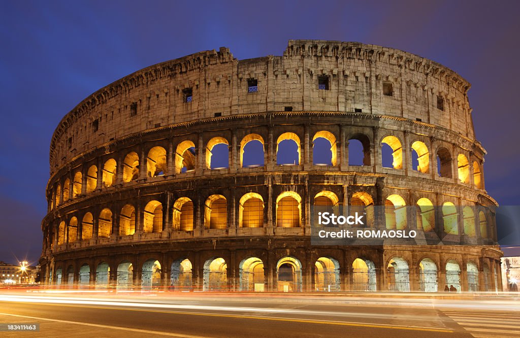 Колизей в ночи, Рим Италия трафика - Стоковые фото Колизей роялти-фри