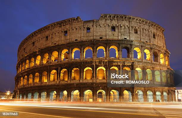 Колизей В Ночи Рим Италия Трафика — стоковые фотографии и другие картинки Колизей - Колизей, Амфитеатр, Археология