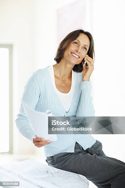 Exitosa Mujer Madura Arquitecto Trabajando En Su Escritorio Foto de stock y más banco de imágenes de Fondo blanco