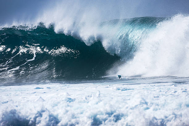 istock North shore banzai pipeline wave, Oahu, Hawaii. 183411641