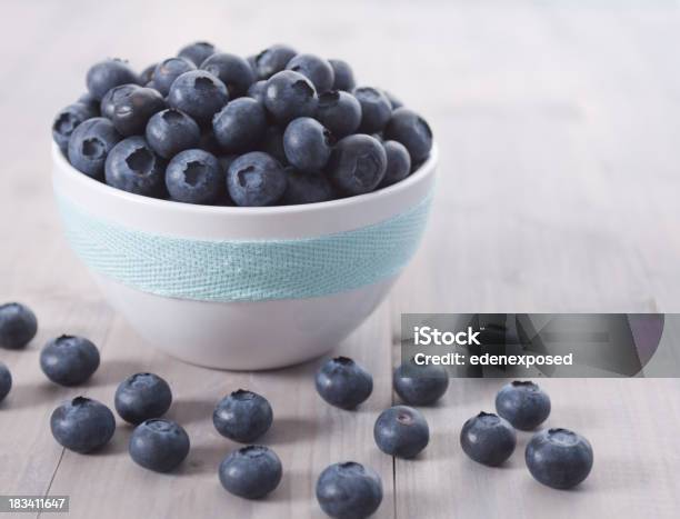 Arándanos En Un Tazón Foto de stock y más banco de imágenes de Alimento - Alimento, Arándano, Comida sana