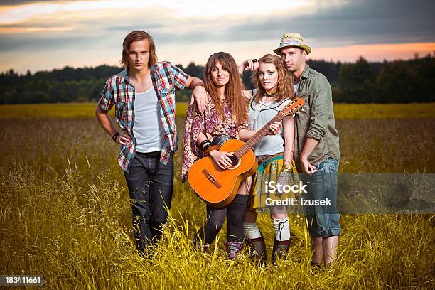 Gruppe Von Teens Stehen In Das Feld Stockfoto und mehr Bilder von 18-19 Jahre - 18-19 Jahre, 20-24 Jahre, Dämmerung