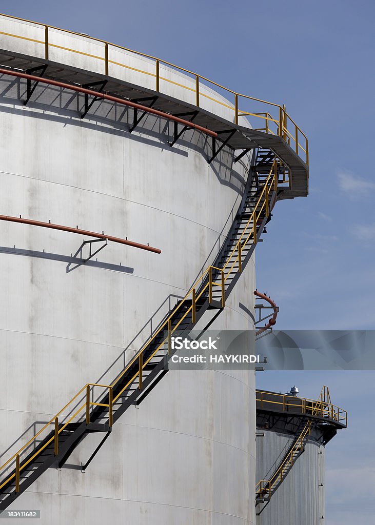 Zbiorniki do przechowywania ropy naftowej na Zakład petrochemiczny - Zbiór zdjęć royalty-free (Abstrakcja)