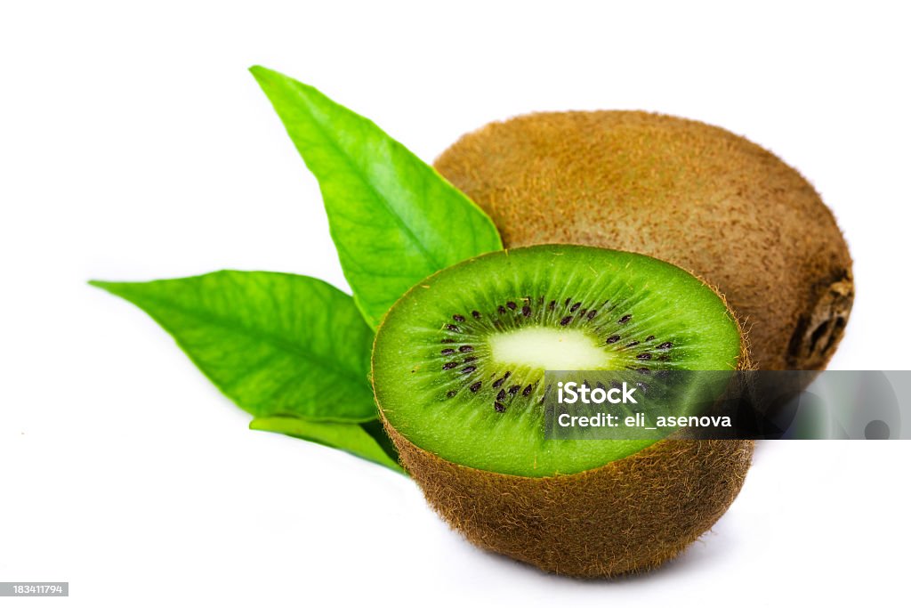 kiwi frutas frescas hojas verdes con - Foto de stock de Alimento libre de derechos