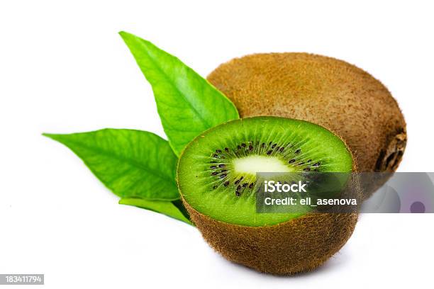 Kiwi Frutas Frescas Hojas Verdes Con Foto de stock y más banco de imágenes de Alimento - Alimento, Blanco - Color, Comida sana