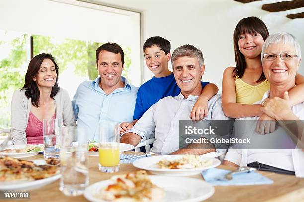 Tres Generaciones Familia Juntos Comedor Foto de stock y más banco de imágenes de 40-49 años - 40-49 años, 50-59 años, Abuela