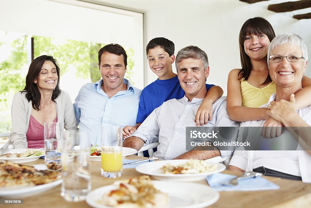 Três gerações de família refeições juntos - Foto de stock de 40-49 anos royalty-free