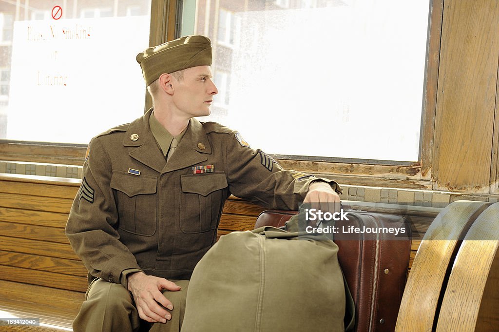 Vintage Soldier assis sur un banc en bois dans la Station de Bus - Photo de Adulte libre de droits