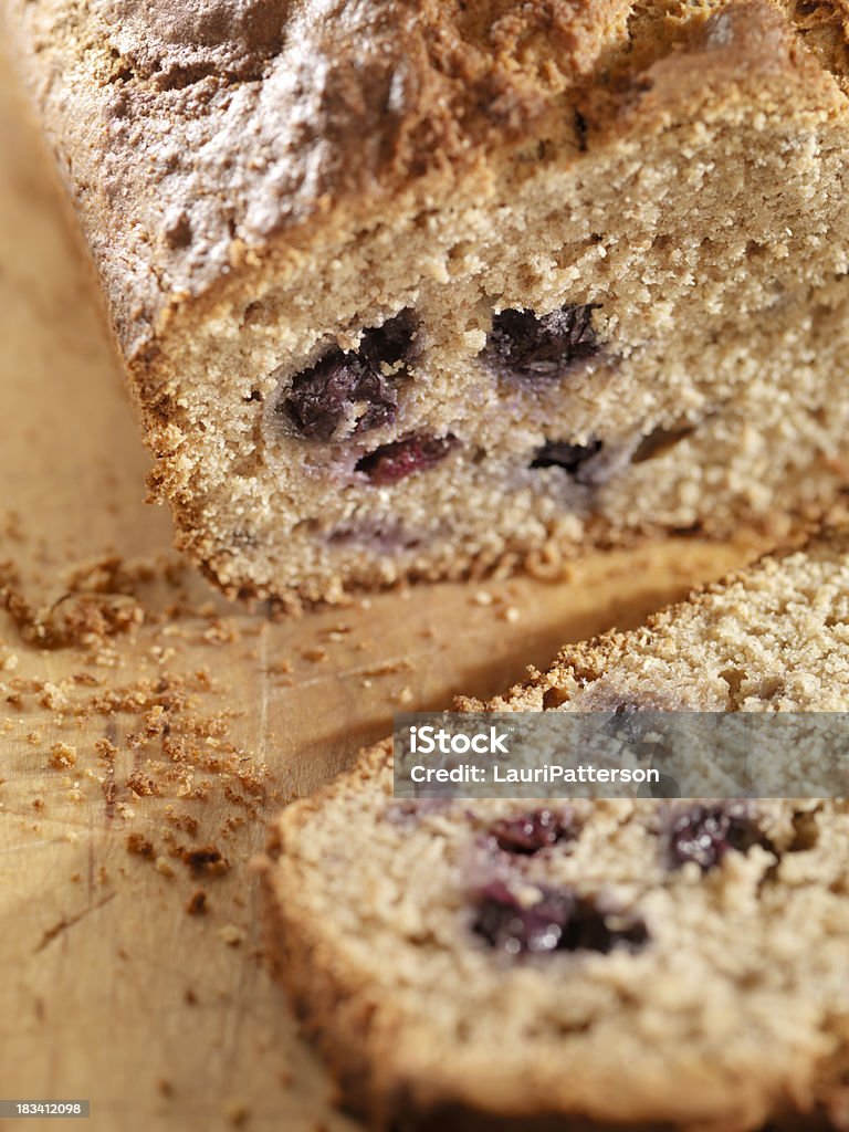 Des plats sans Gluten cake à la banane et les myrtilles - Photo de Pain avec des raisins secs libre de droits