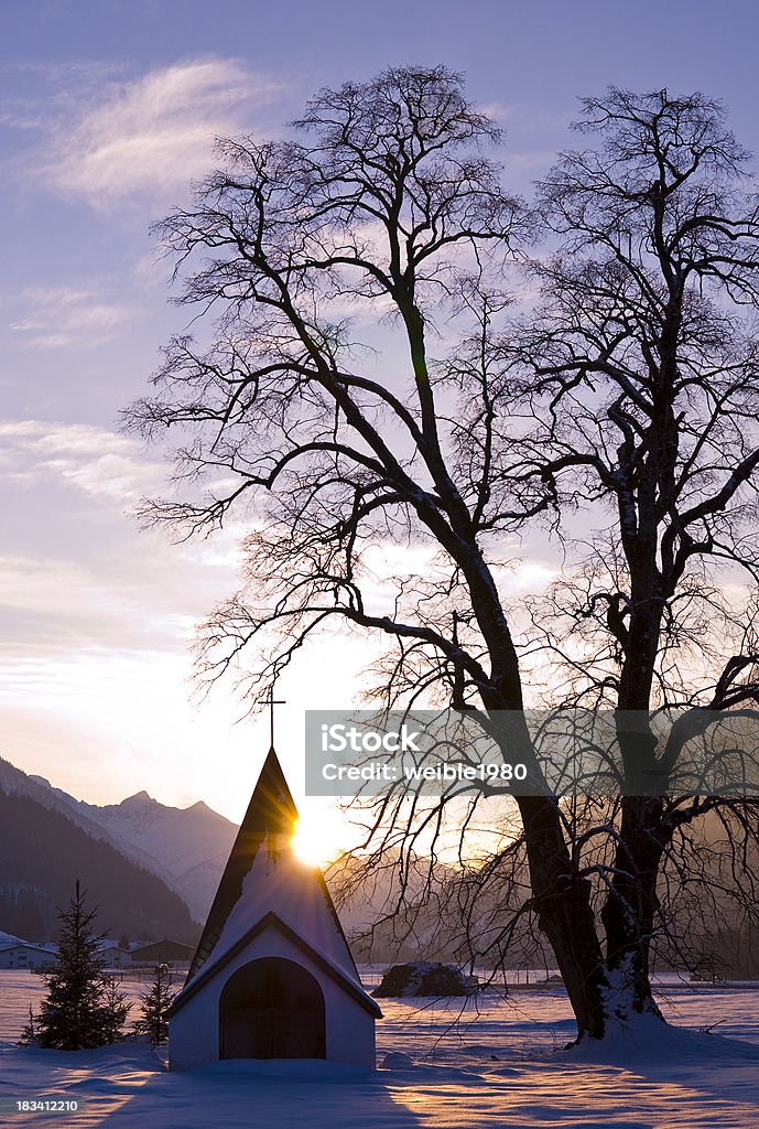 Violet soleil près de la little church et arbre d'hiver - Photo de De petite taille libre de droits