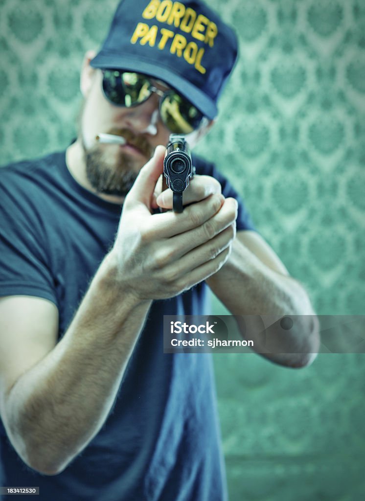 Solide fumeur Border Patrol Police homme viser Pistolet Pistolet - Photo de Adulte libre de droits