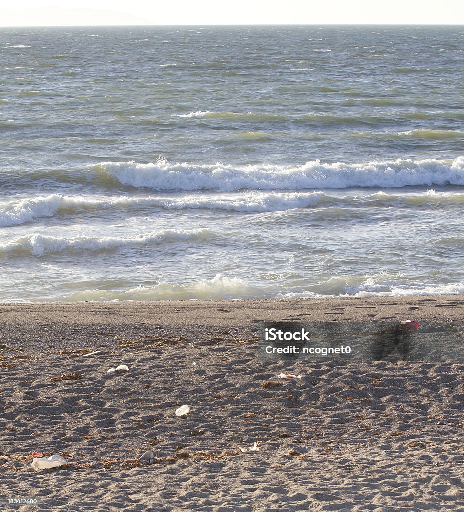 Rifiuti sulla spiaggia - Foto stock royalty-free di Abbandono di rifiuti