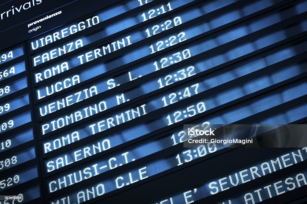 Scheda di arrivo e di partenza, dalla stazione ferroviaria in Italia - Foto stock royalty-free di Roma - Città