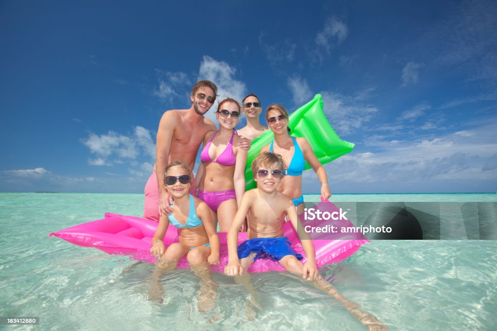 Família feliz com crianças no Colchão de Ar colorido - Royalty-free Família Foto de stock