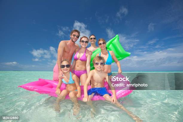 Família Feliz Com Crianças No Colchão De Ar Colorido - Fotografias de stock e mais imagens de Família