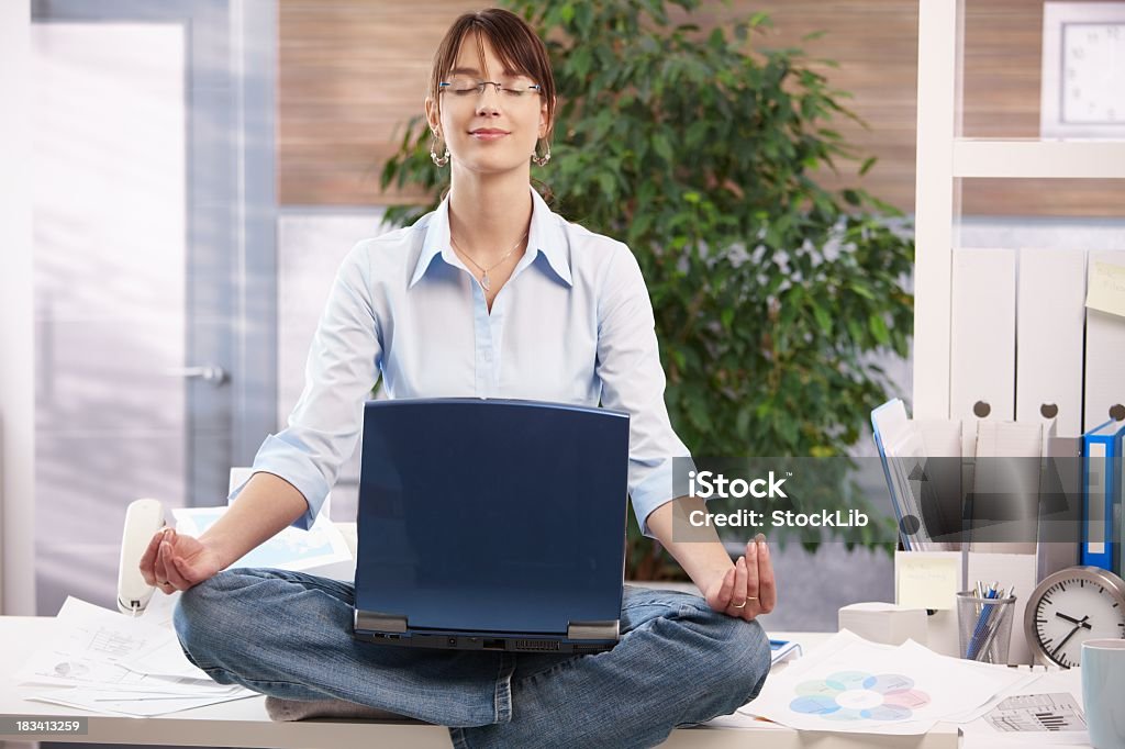 La meditación con capacidad para computadora portátil - Foto de stock de Ejercicios de respiración libre de derechos