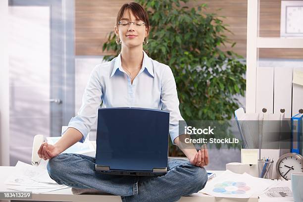 Foto de Meditação Com Laptop e mais fotos de stock de Exercício Respiratório - Exercício Respiratório, Negócios, Sorrindo