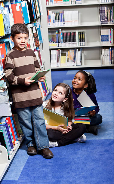 istock Diverse group of young children in library 183413405