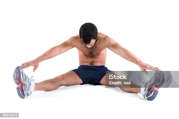 Uomo Facendo Stretching Esercizio - Fotografie stock e altre immagini di A petto nudo - A petto nudo, Abbigliamento intimo, Adulto