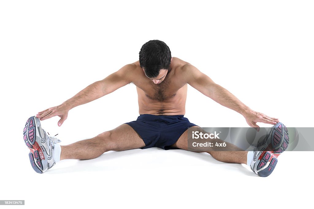 Homem fazendo exercícios de alongamento - Foto de stock de 20 Anos royalty-free