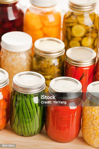 Foto de Casa Canning Potes De Outono De Legumes E Frutas Vt e mais fotos de stock de Pêssego