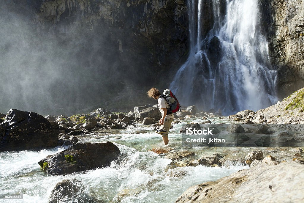 Homme avoir traversé la rivière de montagne - Photo de 25-29 ans libre de droits