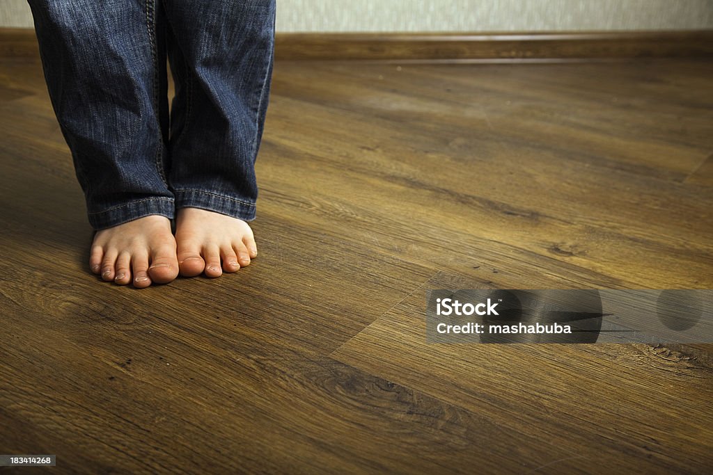 Enfants les pieds sur le sol. - Photo de Parquet libre de droits