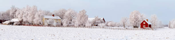 スウェーディッシュ冬のパノラマ - sweden cottage winter snow ストックフォトと画像