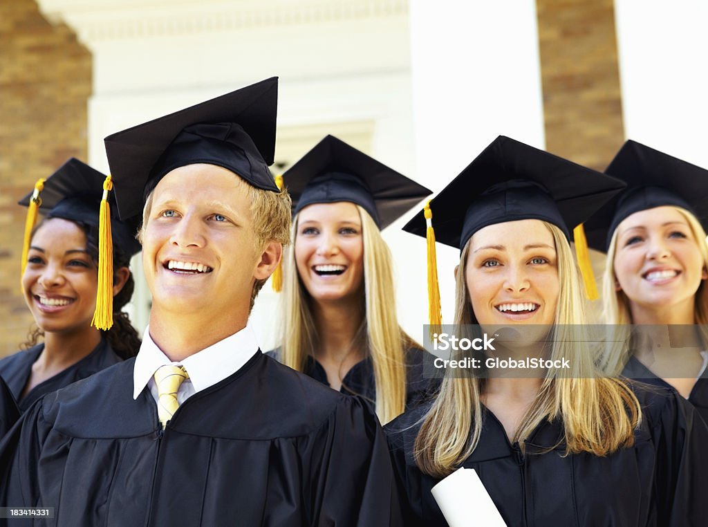 Giovani studenti durante la cerimonia di laurea - Foto stock royalty-free di Adolescente