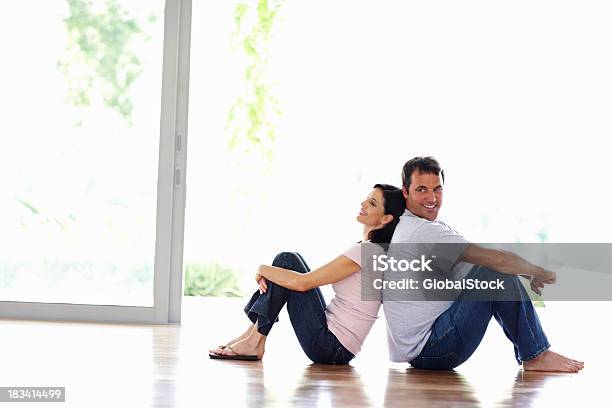 Glückliches Paar Entspannenden Auf Home Stockfoto und mehr Bilder von Auf dem Boden sitzen - Auf dem Boden sitzen, Lächeln, Älteres Paar