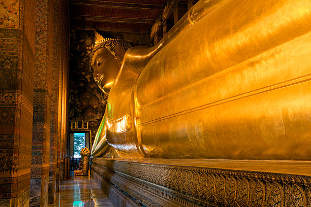 leżący posąg buddy w wat pho, bangkok - reclining buddha zdjęcia i obrazy z banku zdjęć