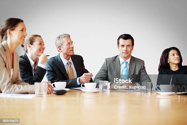 Erfolgreiche Mittleren Alter Mann Mit Seinem Team Im Meetingraum Stockfoto und mehr Bilder von Anzug