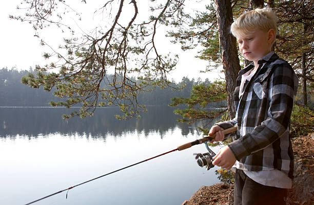 niño con caña de pescar - sweden fishing child little boys fotografías e imágenes de stock