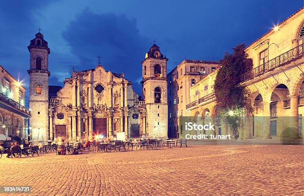 Plaza De La Catedral Habana Kuba - zdjęcia stockowe i więcej obrazów Ameryka Łacińska - Ameryka Łacińska, Architektura, Długie naświetlanie